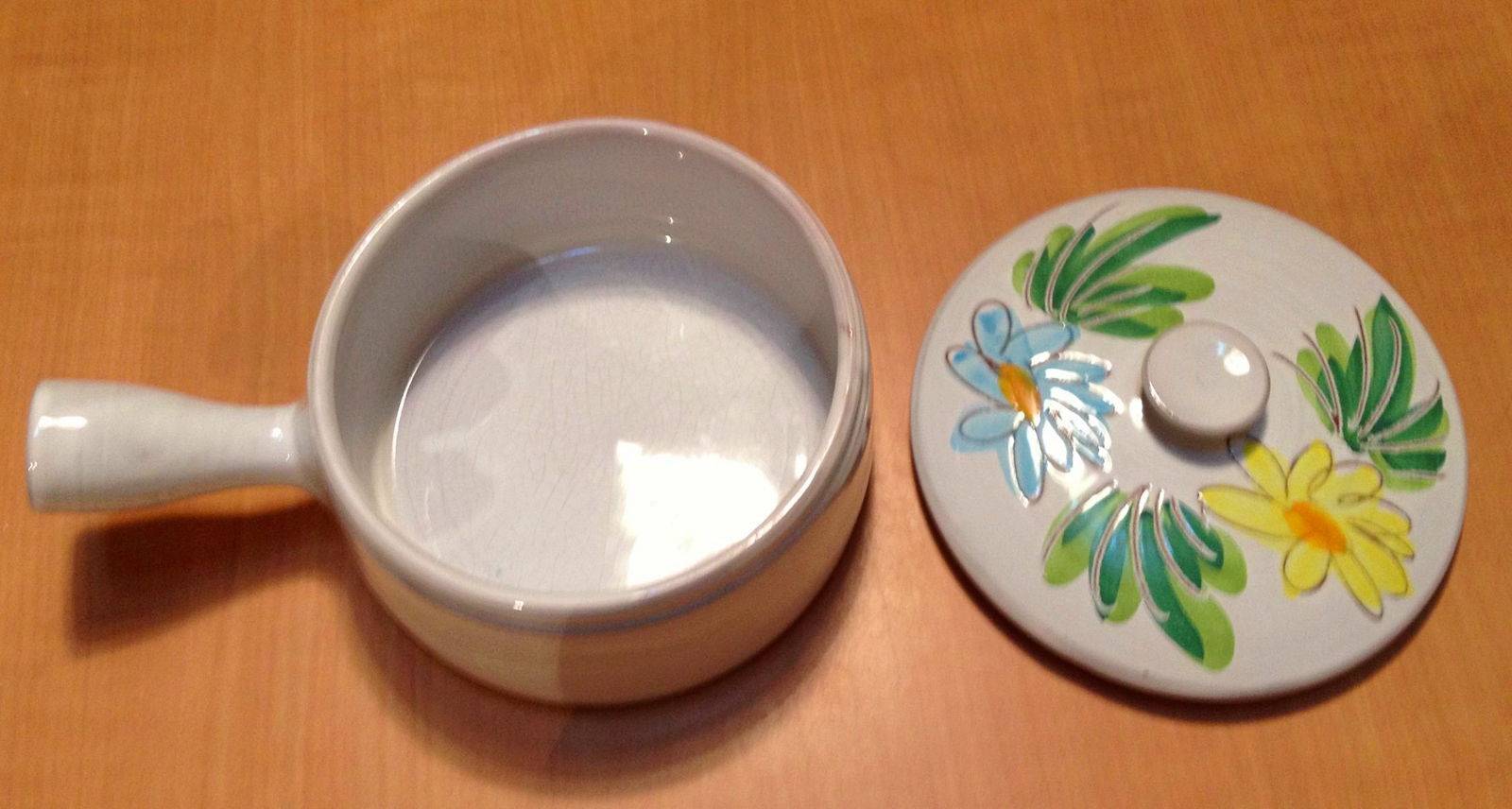 Caquelon motifs floraux fait main en très bon état