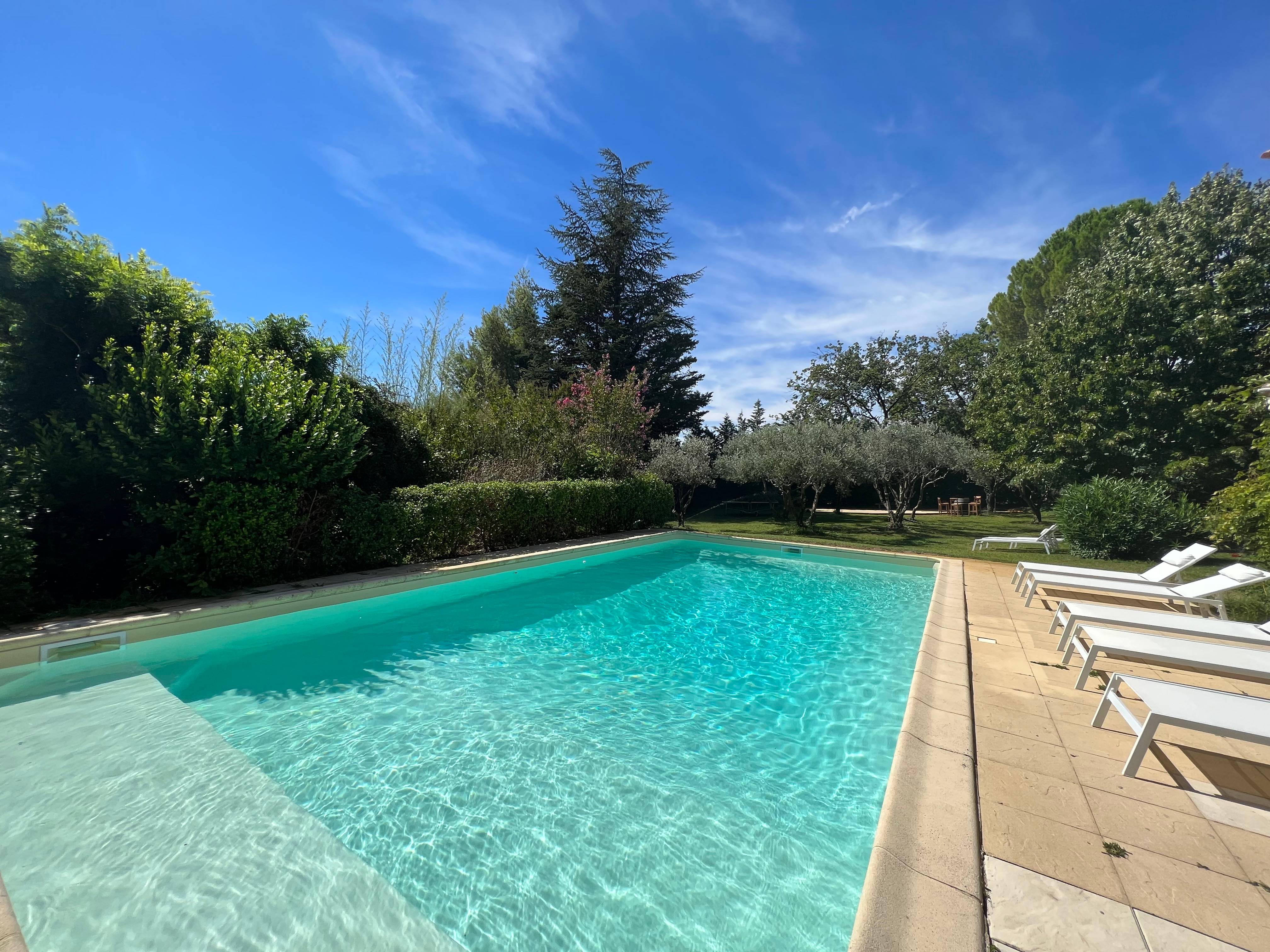 Loue Mas de caractère avec piscine et jardin arboré - 14 couchages - 6 chambres - Un petit coin de paradis…