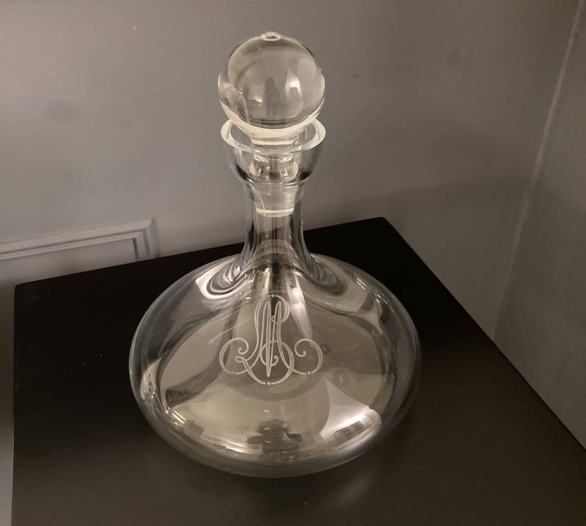 Vends carafe à vin monogramme LM