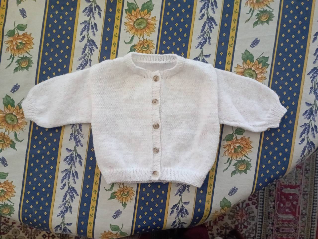 Cardigans filles faits main 3 mois