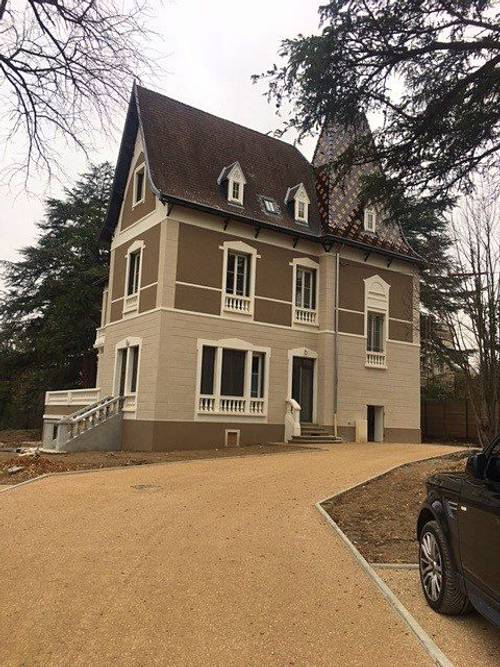 Loue T2 46m² (Hors Carrez) 38m² Carrez - cave et place de parking - Charbonnières-les-Bains (69)