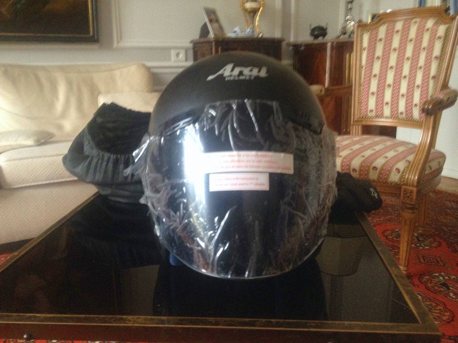 Casque Araï SZ Urban noir mat, taille M et visière fumée on Gens de Confiance