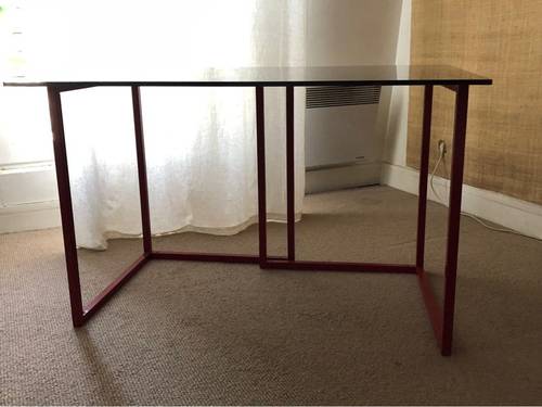 Donne une table Habitat en métal rouge et verre rouge fumé