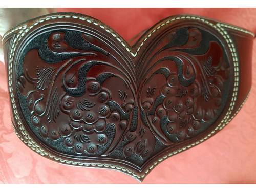 Ceinture "cœur au ventre" de cuir d’artisans maroquinier