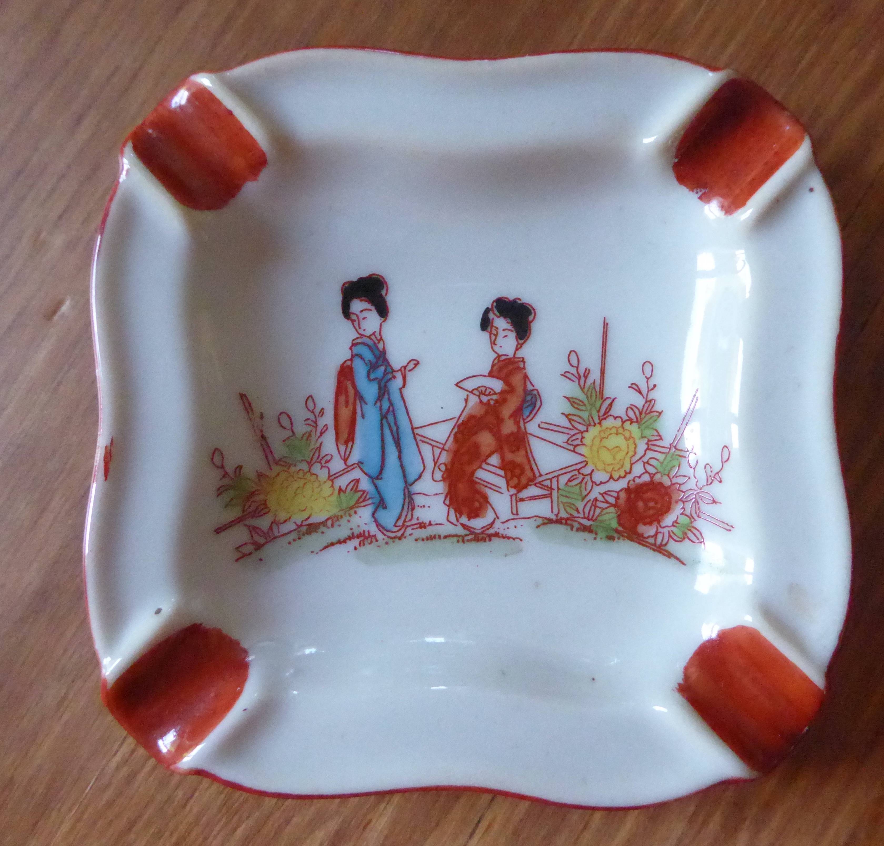 Cendrier ancien en porcelaine