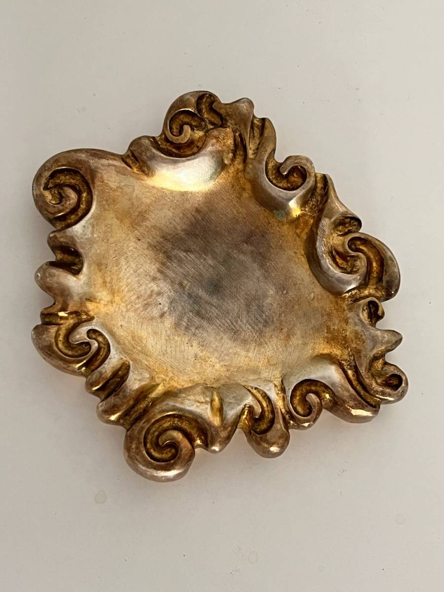 Cendrier design en métal doré – Créateur parisien – Pièce originale