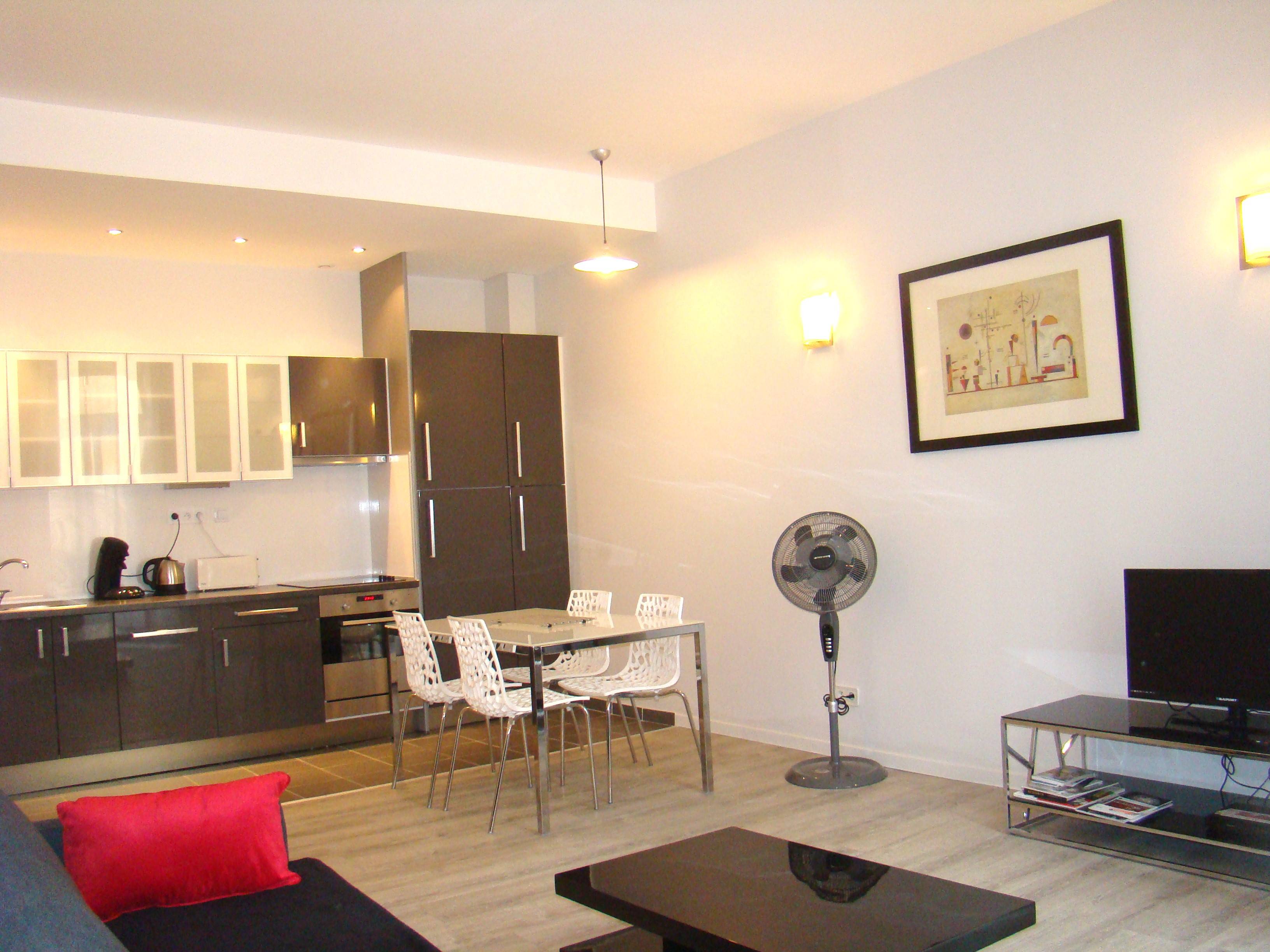 Loue type 2 - 46m² centre Marseille 6ème rue Stanislas Torrents/ Dragon