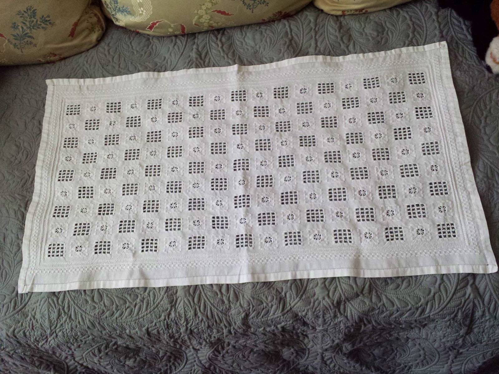 Joli centre de table vintage Broderie main Hardanger