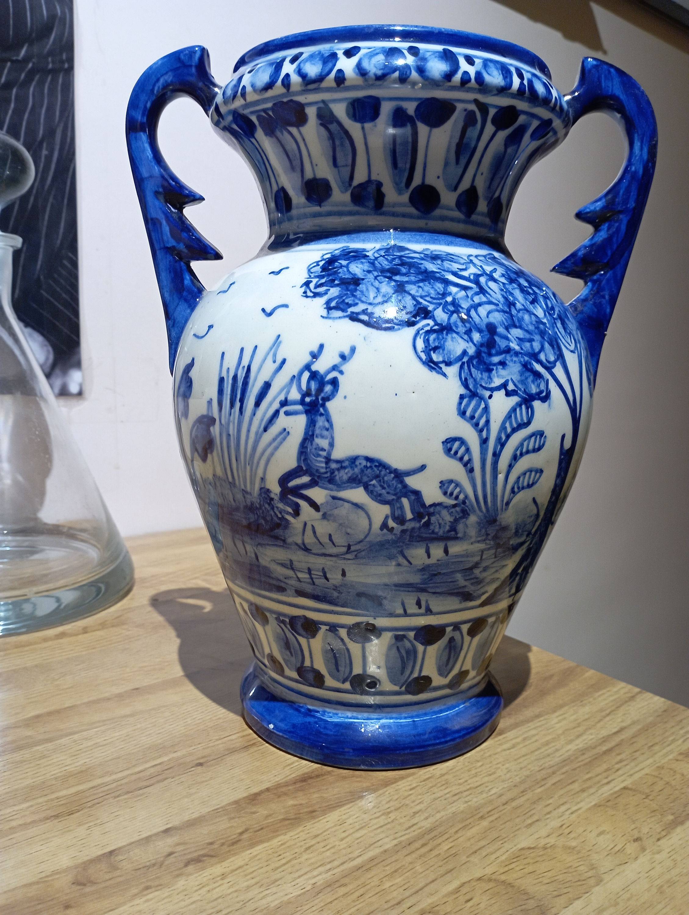 Vends vase chic en céramique bleue avec anses, biche sortant d’un sous-bois, haut 27