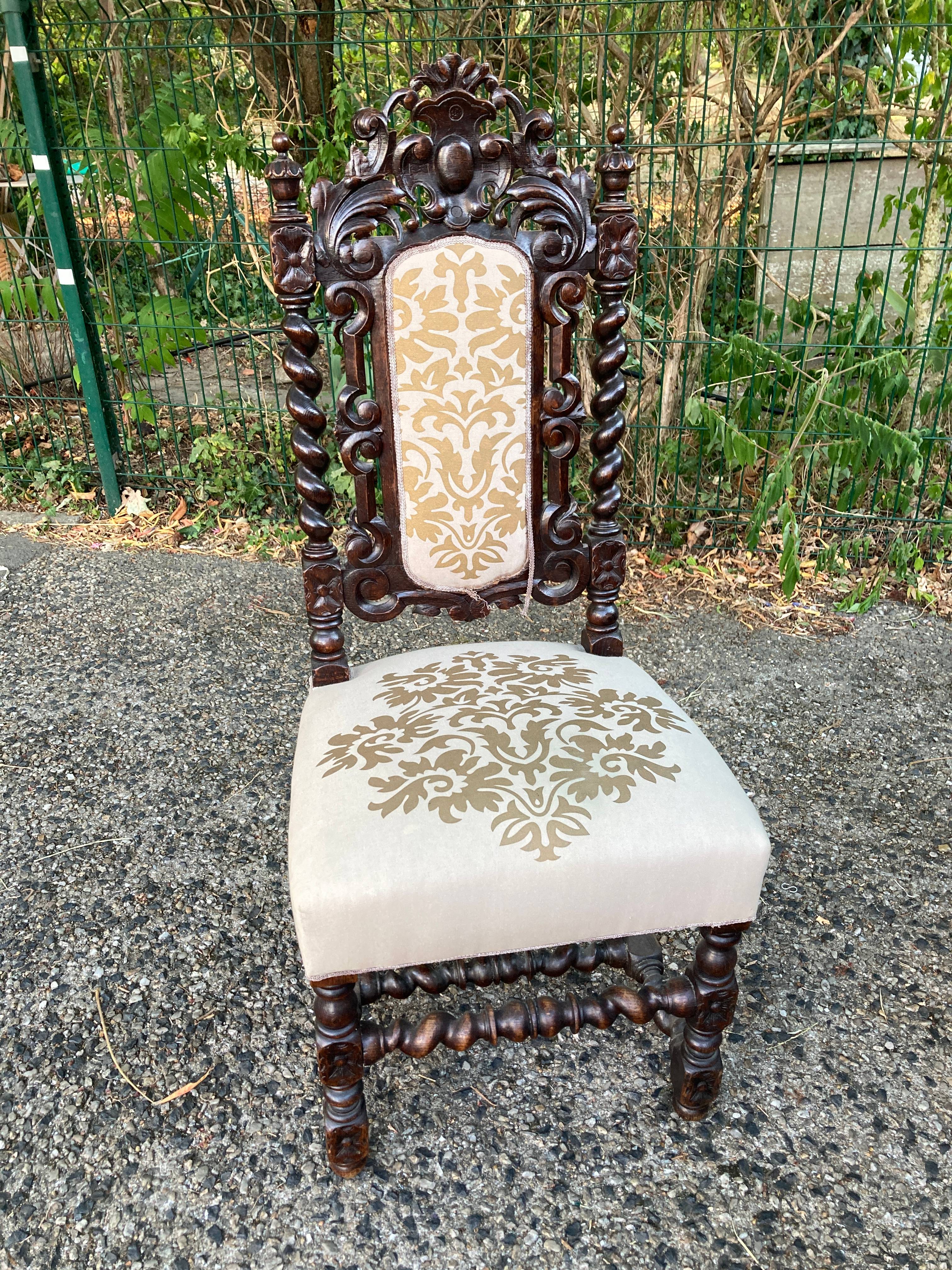 Chaise ancienne tapissée et sculptée, style renaissance