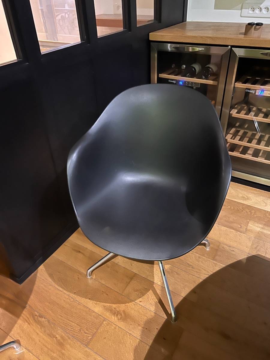 Chaise Boconcept modele adelaide plastic noir sur Gens de Confiance