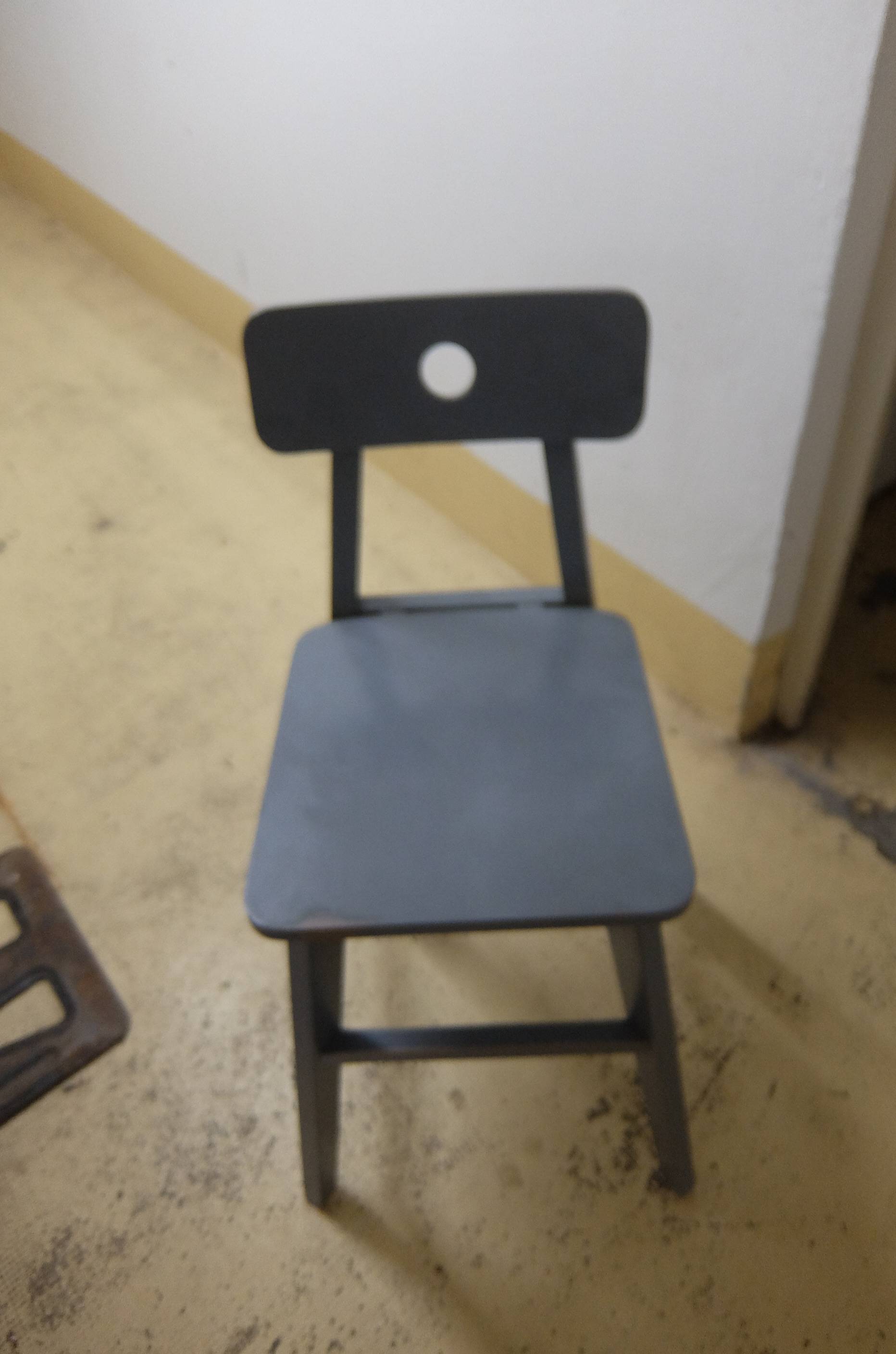 Chaise haute en bois grise pour enfant