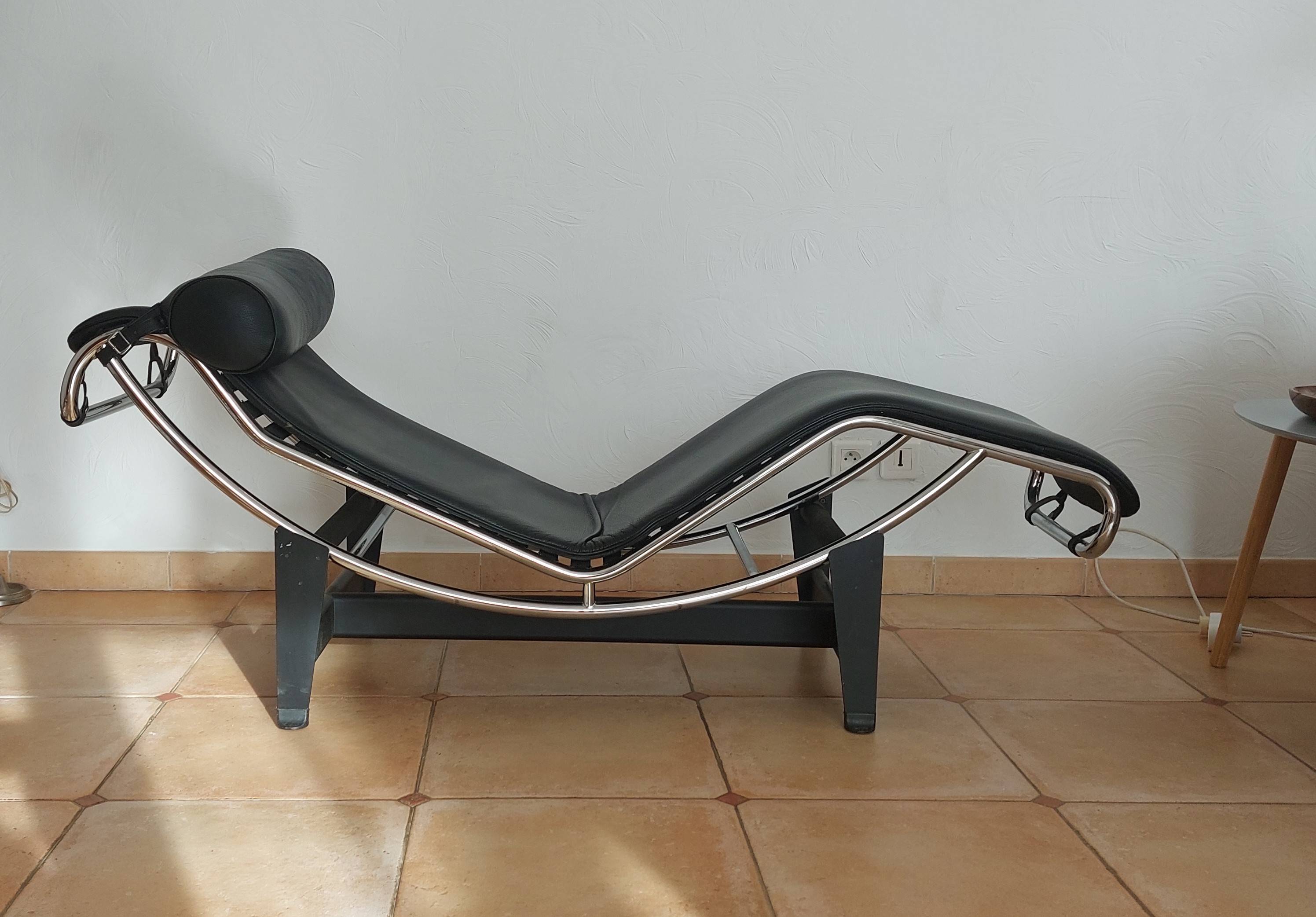 Chaise longue LC4 acier chromé et cuir noir on Gens de Confiance