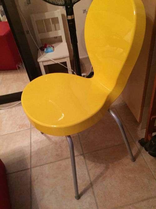 Chaise moderne jaune vif brillant, forme arrondie