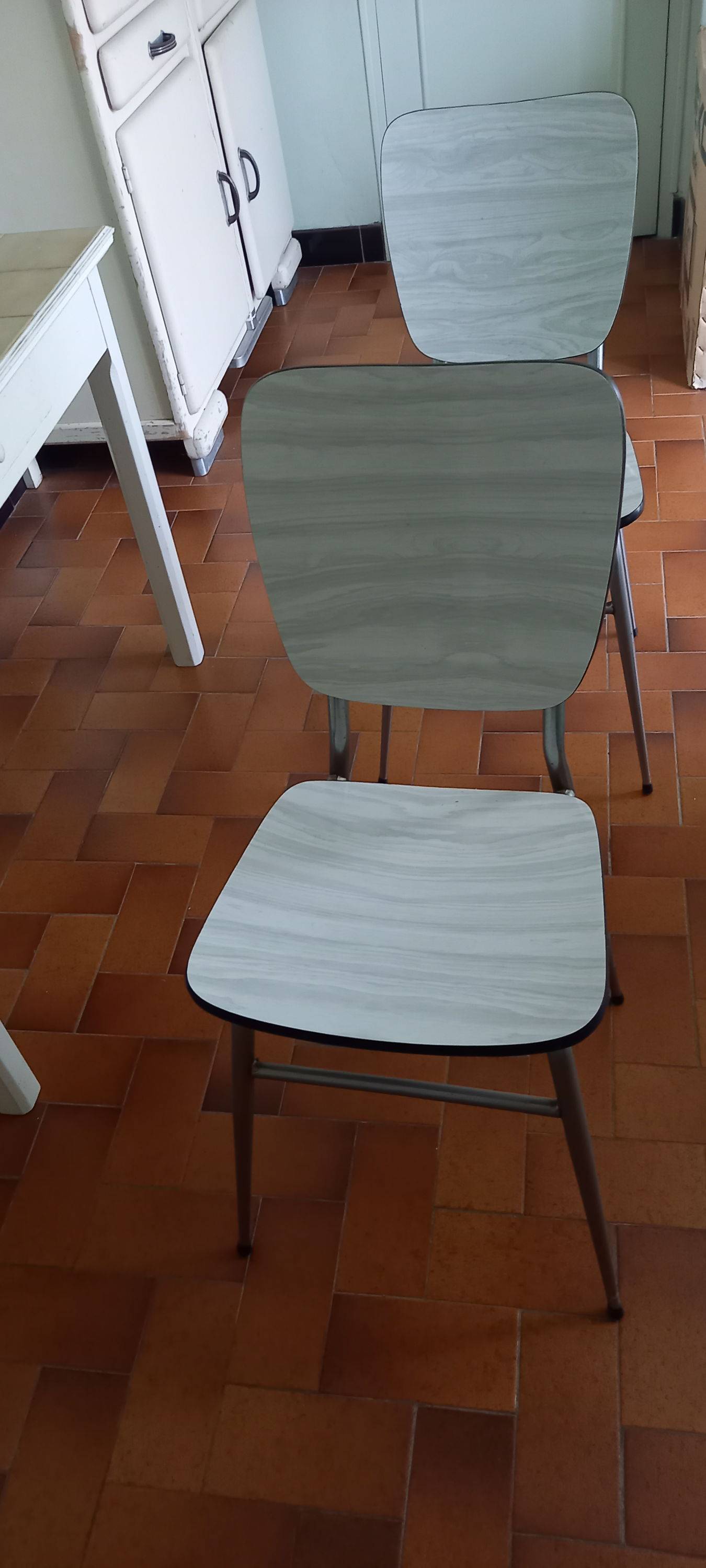 2 chaises formica de coloris gris très clair