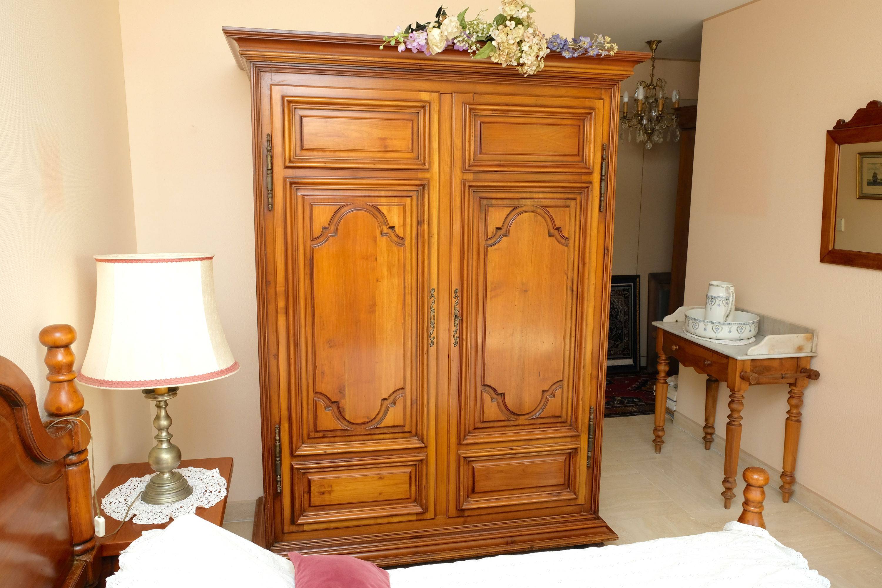 Chambre à coucher : armoire, lit, chevets