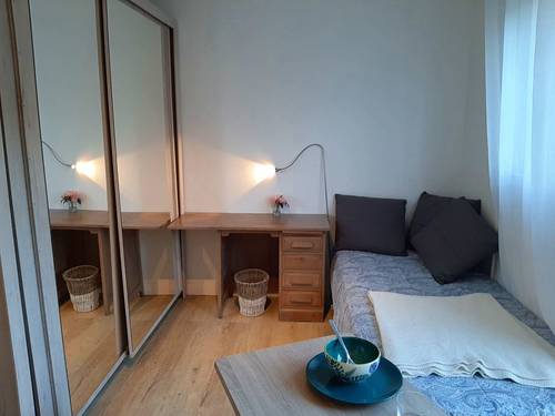 Loue chambre équipée dans maison familiale