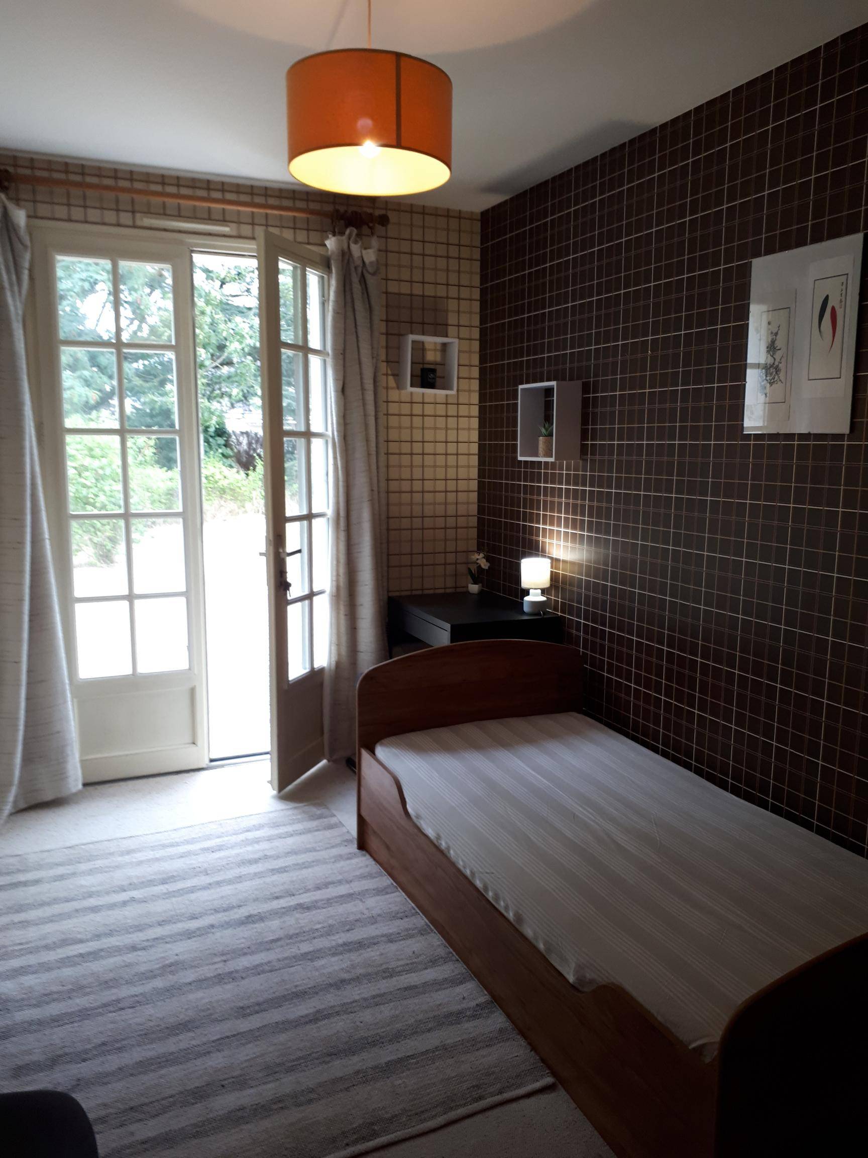 Chambre chez l’habitant 12m² + salle d’eau privée et salle de bain attenante, lac de Maine