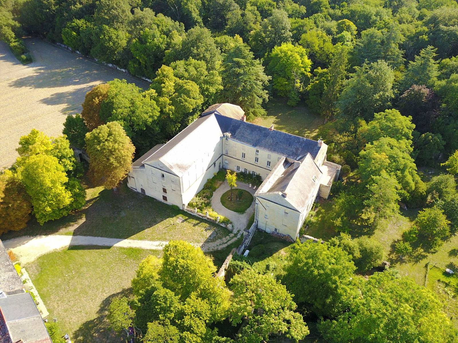 Propose chambres d’hôtes dans ancien prieuré en pleine nature - Saumur (49)