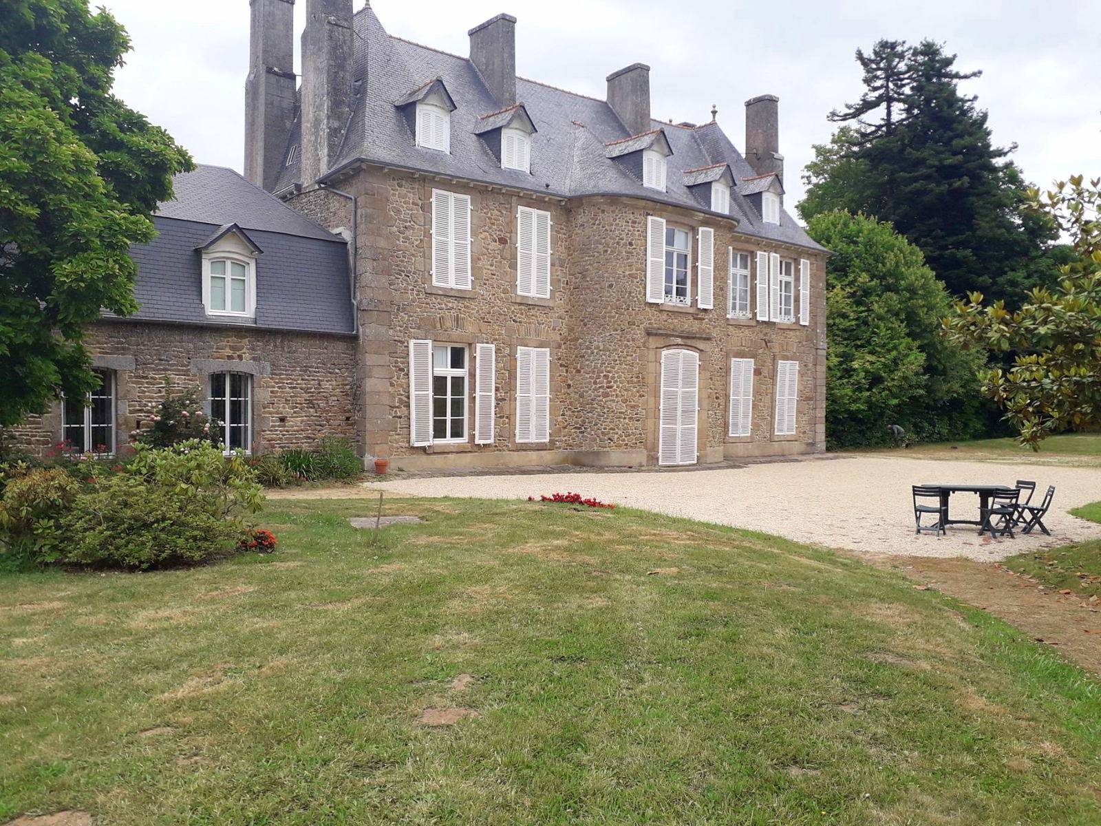 Propose chambres d’hôte familiales dans une malouinière, Epiniac (35) 5 chambres · 9 couchages