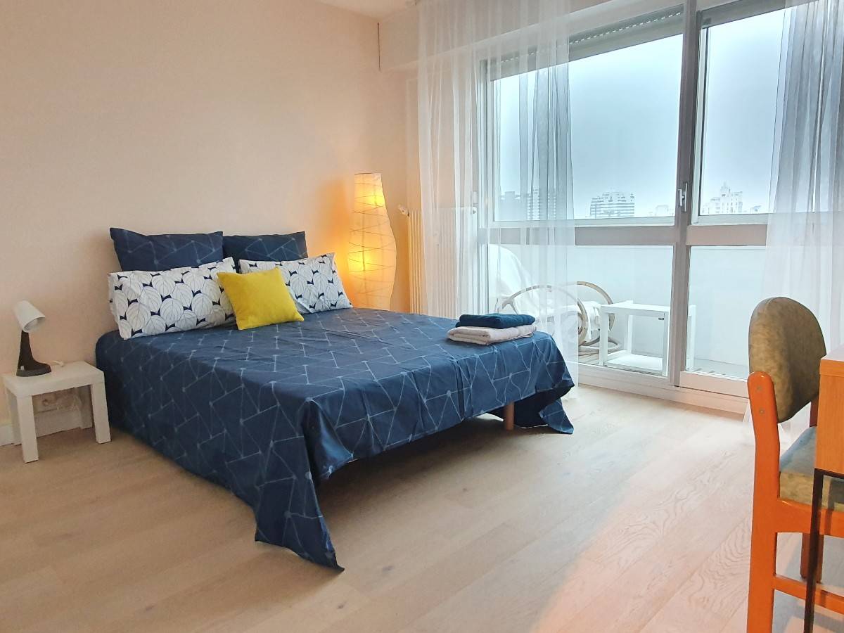 Propose Chambre avec loggia privée, colocation en appartement 90m² Créteil - 1 min métro Créteil préfecture