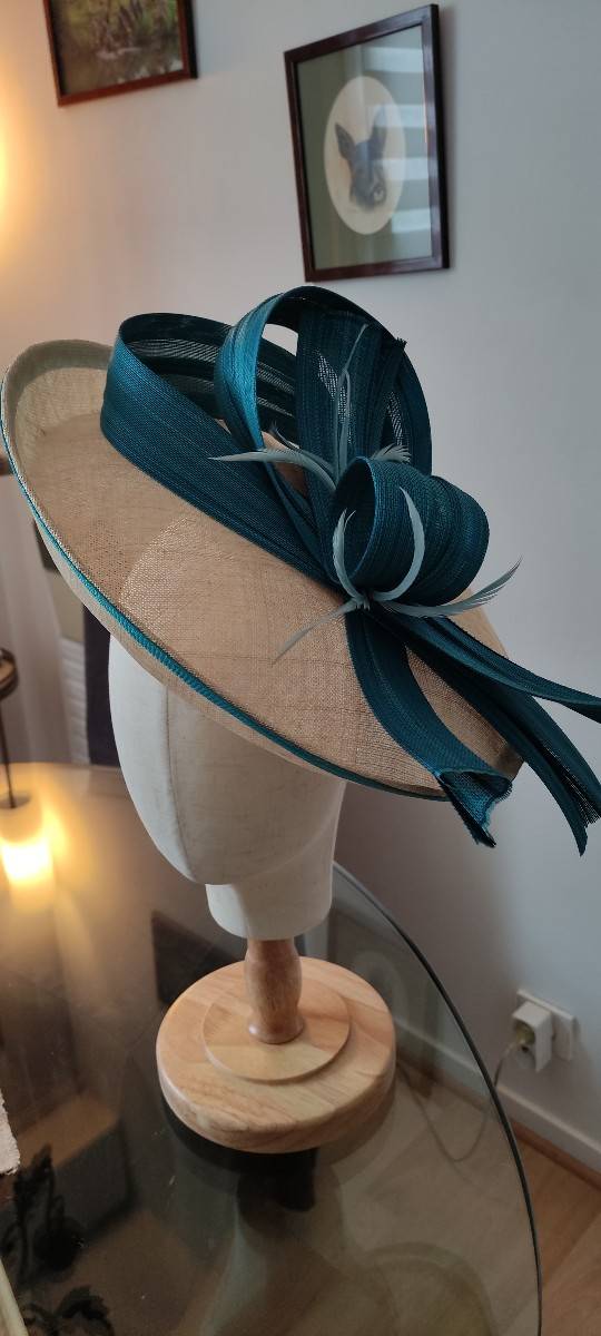 Vends chapeau cérémonie