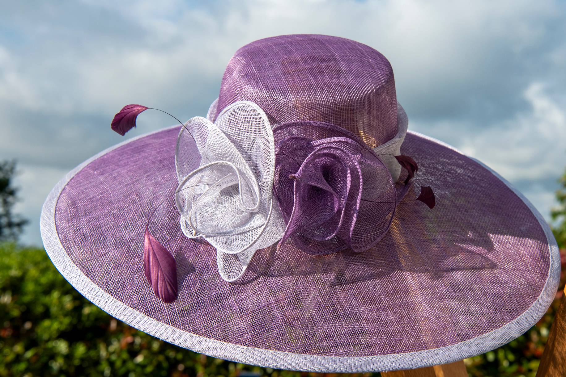 Vends chapeau de cérémonie en sisal lilas