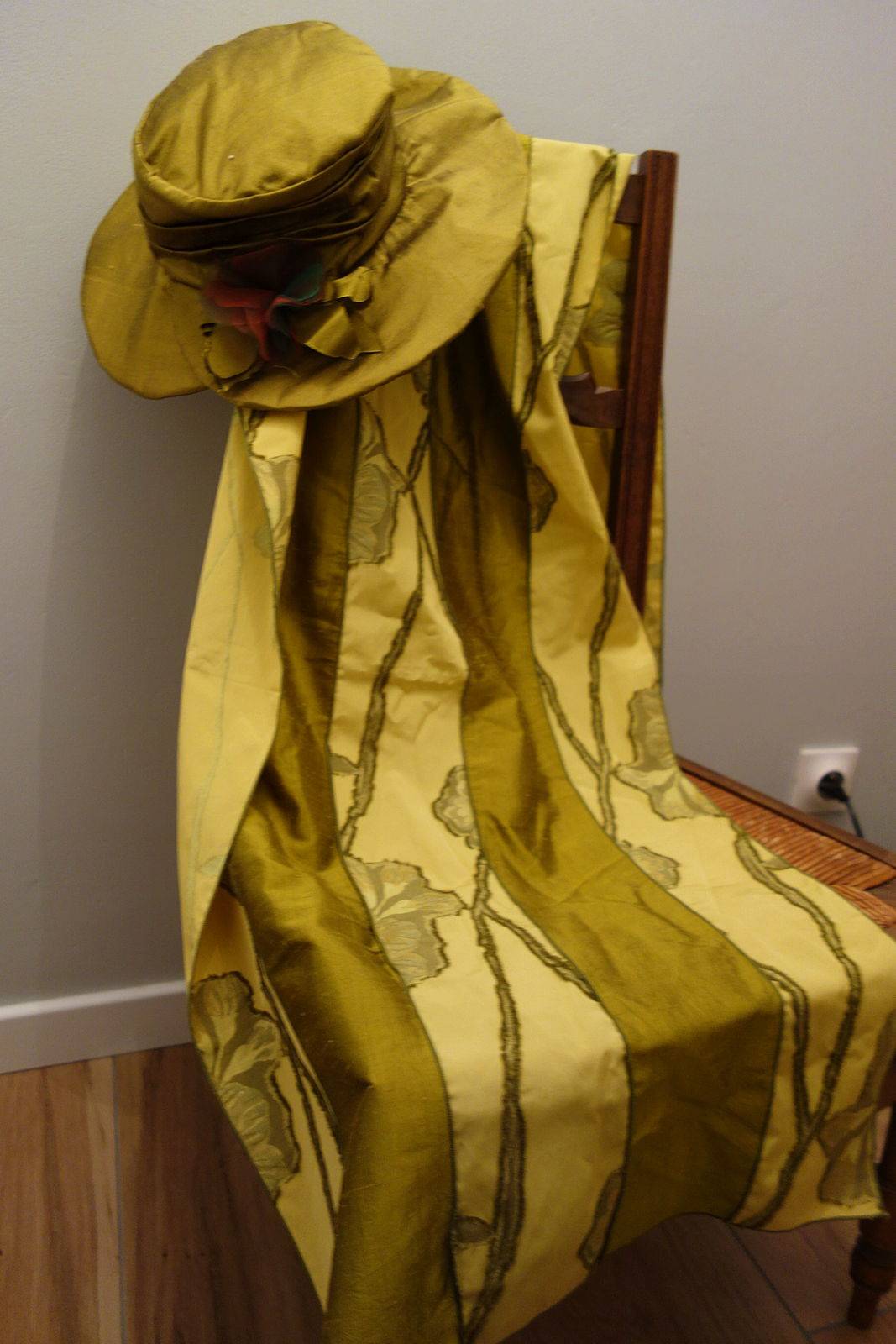 Chapeau +étole mariage soie bronze doré