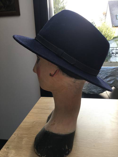 Vends Chapeau 100% laine bleu marine