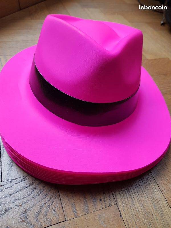 Chapeau rose en plastique, neuf