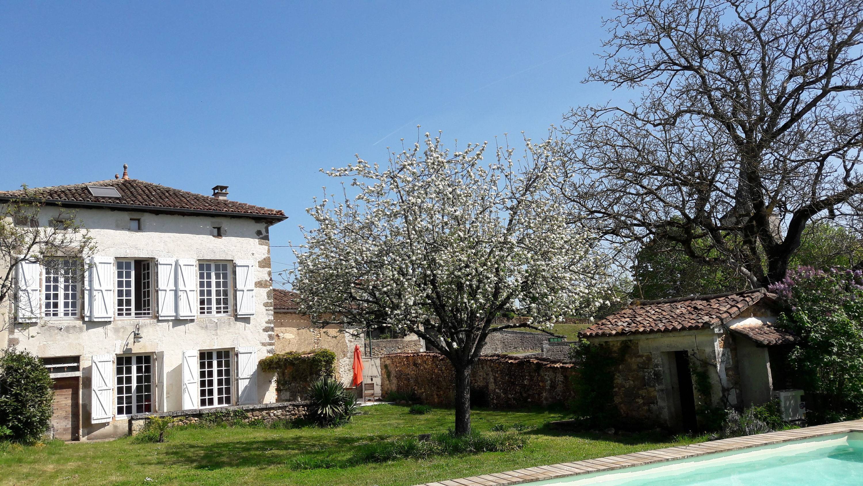 Loue grande maison charentaise proche Périgord avec piscine privée - 9 couchages