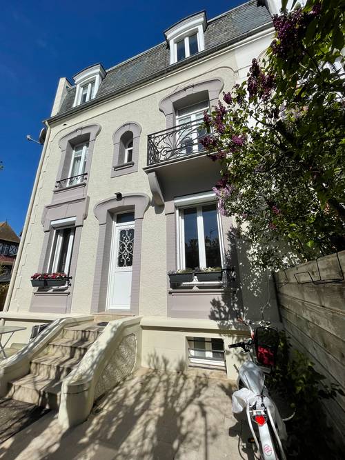 Loue charmante petite maison 4 chambres au plein coeur de Deauville (tout se fait à pied), - 8 couchages
