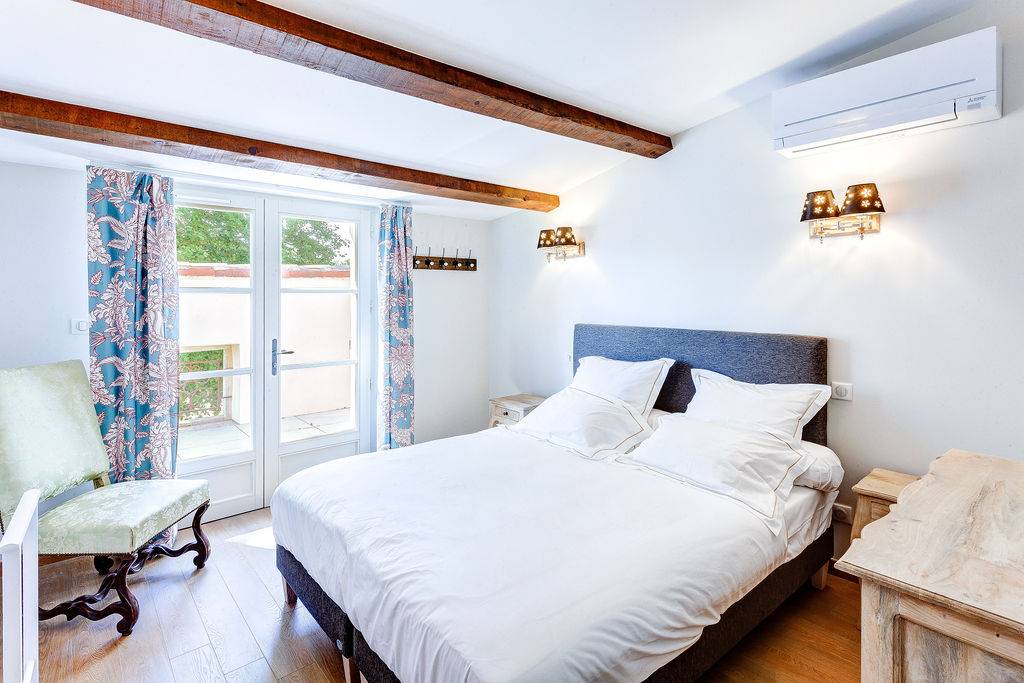 Propose Gîte de charme - 4 couchages, piscine dans un domaine près de St Guilhem le Désert (34)