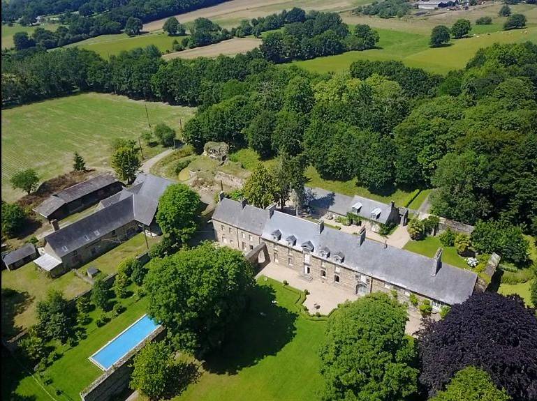 Loue château du Bordage avec piscine et tennis - 21 couchages - 25 min de Rennes - 13 chambres
