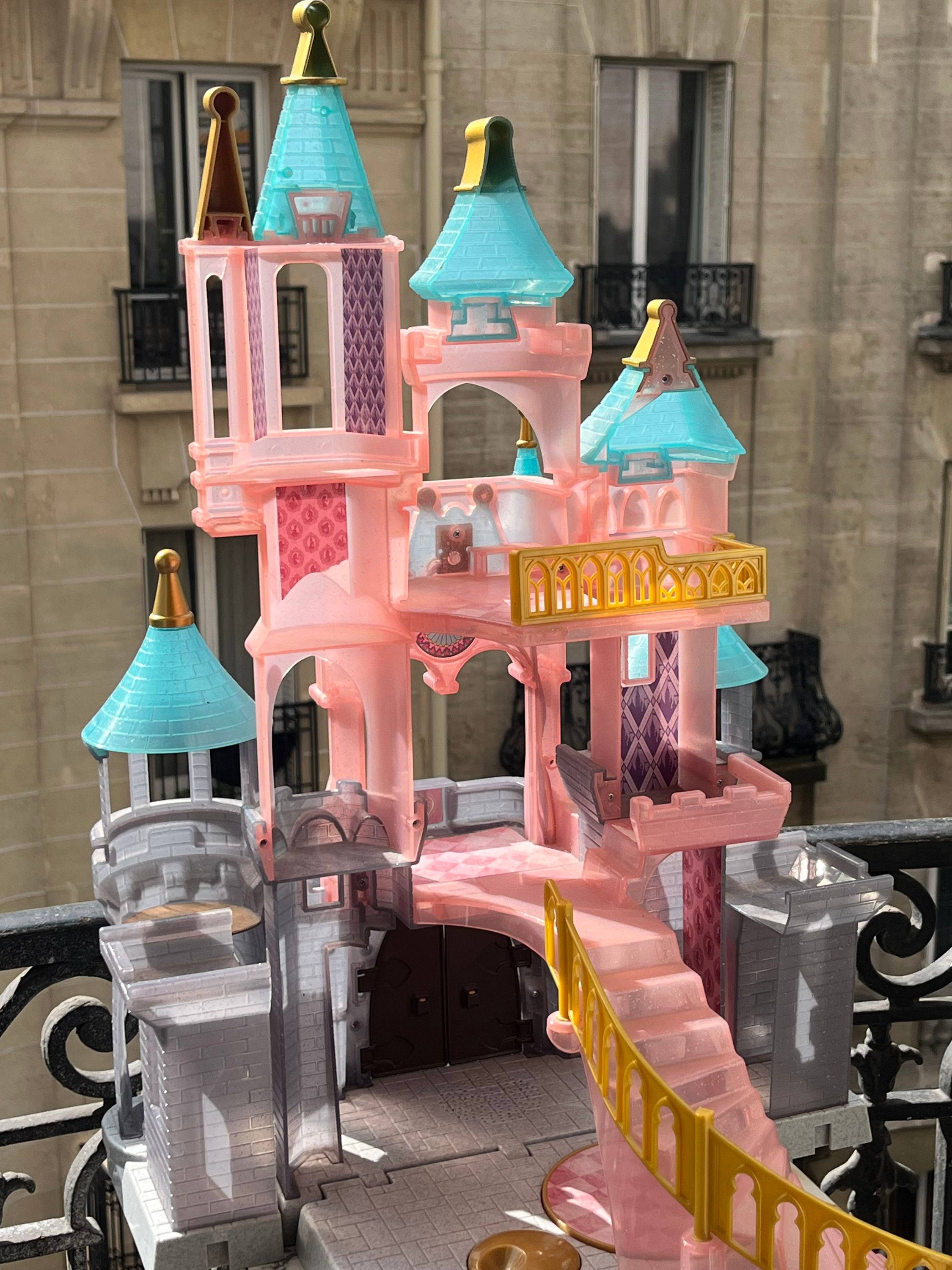 Vends château Disney avec 7 figurines et son carrosse