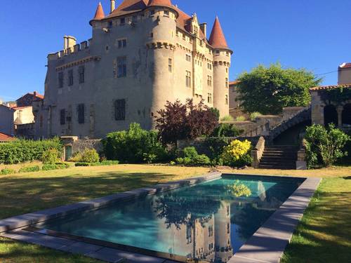 Loue château familial en Auvergne, 12 chambres, 25 couchages - Saint-Amant-Tallende (63)
