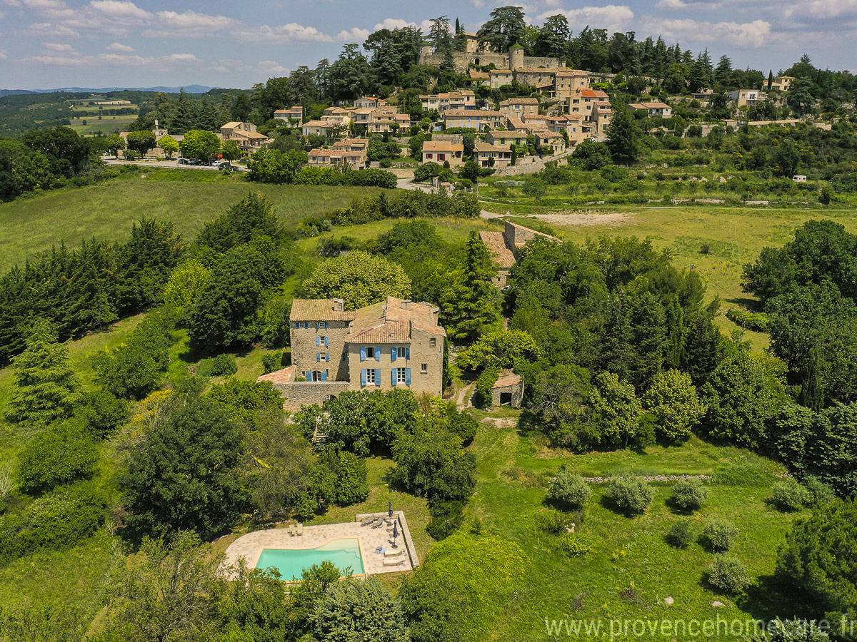 Loue Le Bas-Château, bastide de vacances en Luberon, 14 couchages, grand jardin arboré, piscine privée