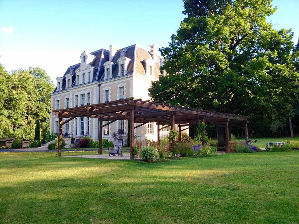 Loue château en Touraine avec piscine et jacuzzi, 15 couchages, 8 chambres, Les Essards (37)