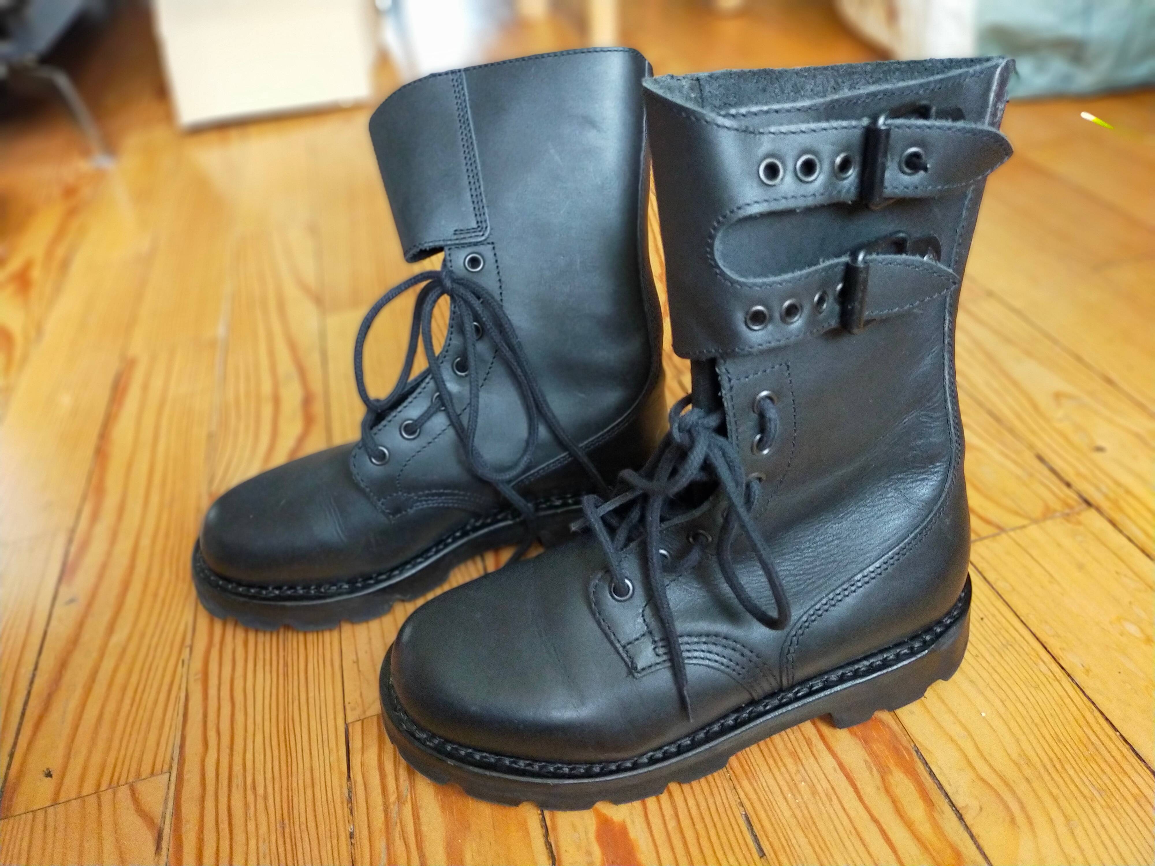 Chaussures montantes type rangers-Dr Martens en cuir noir pointure 39