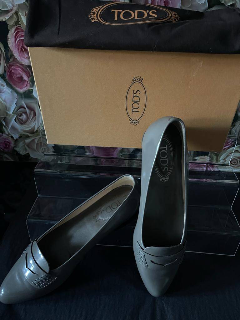 Tod’s. Chaussures plates en cuir vernis, jamais portées, dans leur boîte avec pochon. Pointure