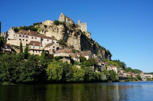 Cherche 1 personne (août + septembre) pour ménage gîte et chambre d’hôtes en Dordogne. Logement fourni