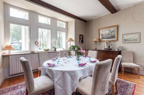 Cherche tapissier pour refaire un salon contre séjour(s) dans un manoir en Bretagne