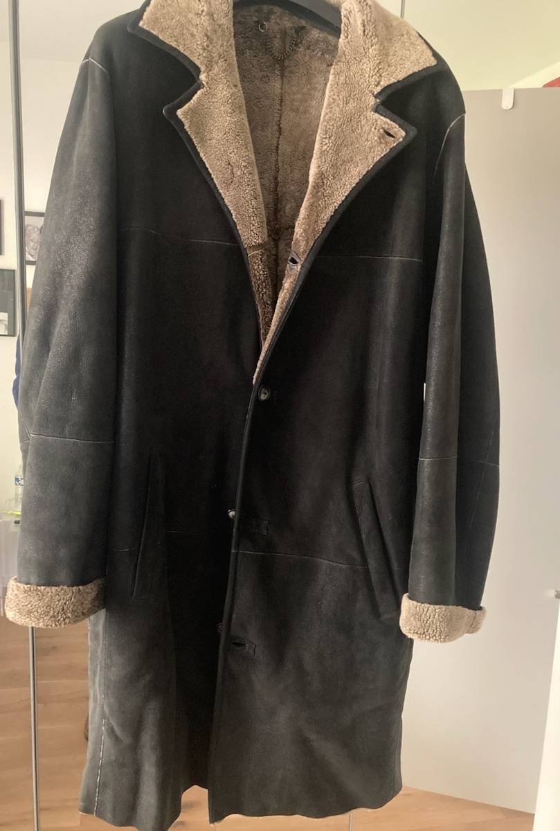 Vends manteau en peau lainée 100% agneau, taille 54, de couleur noir intérieur marron