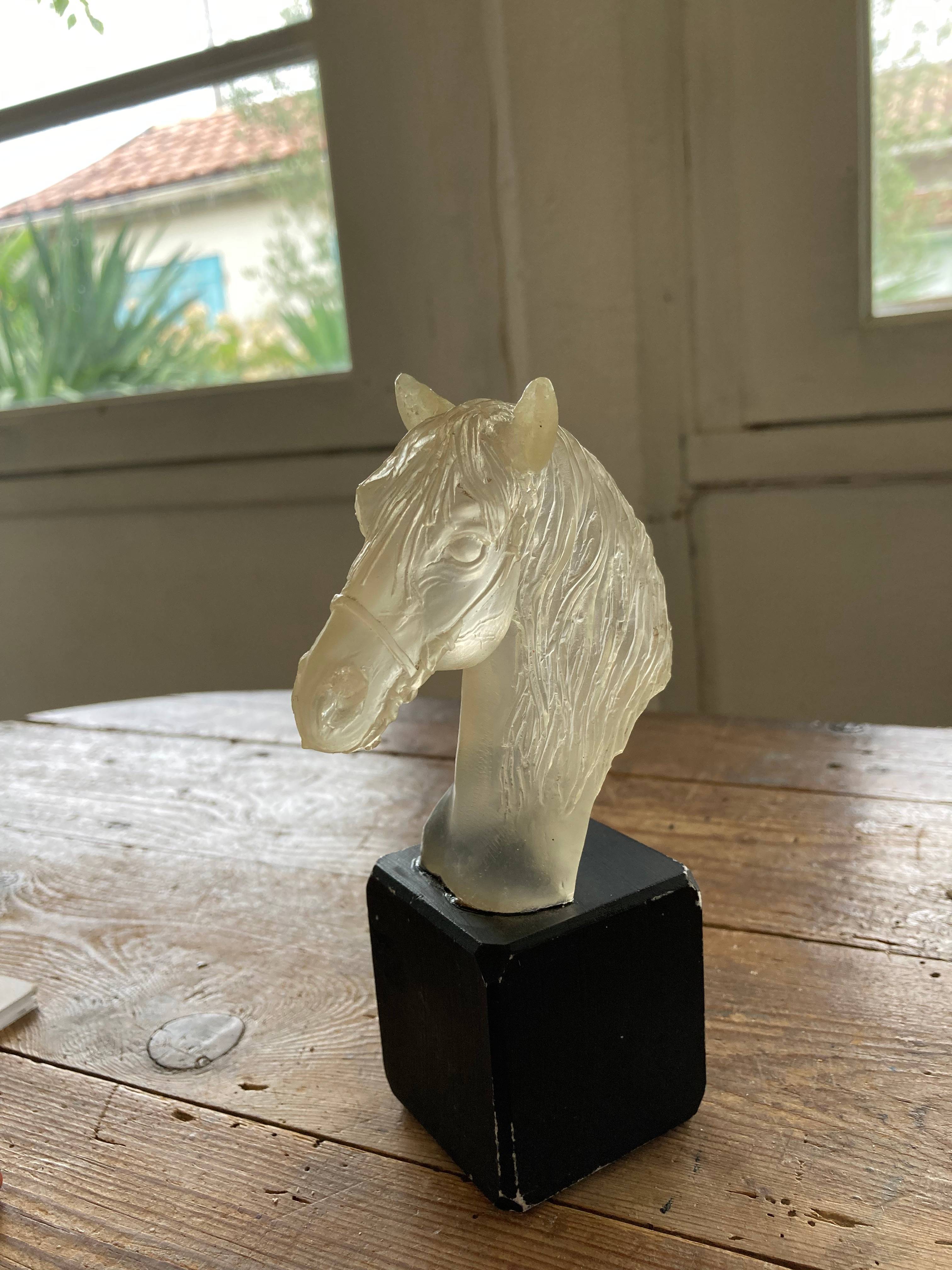 Tête de cheval en verre dépoli sur socle