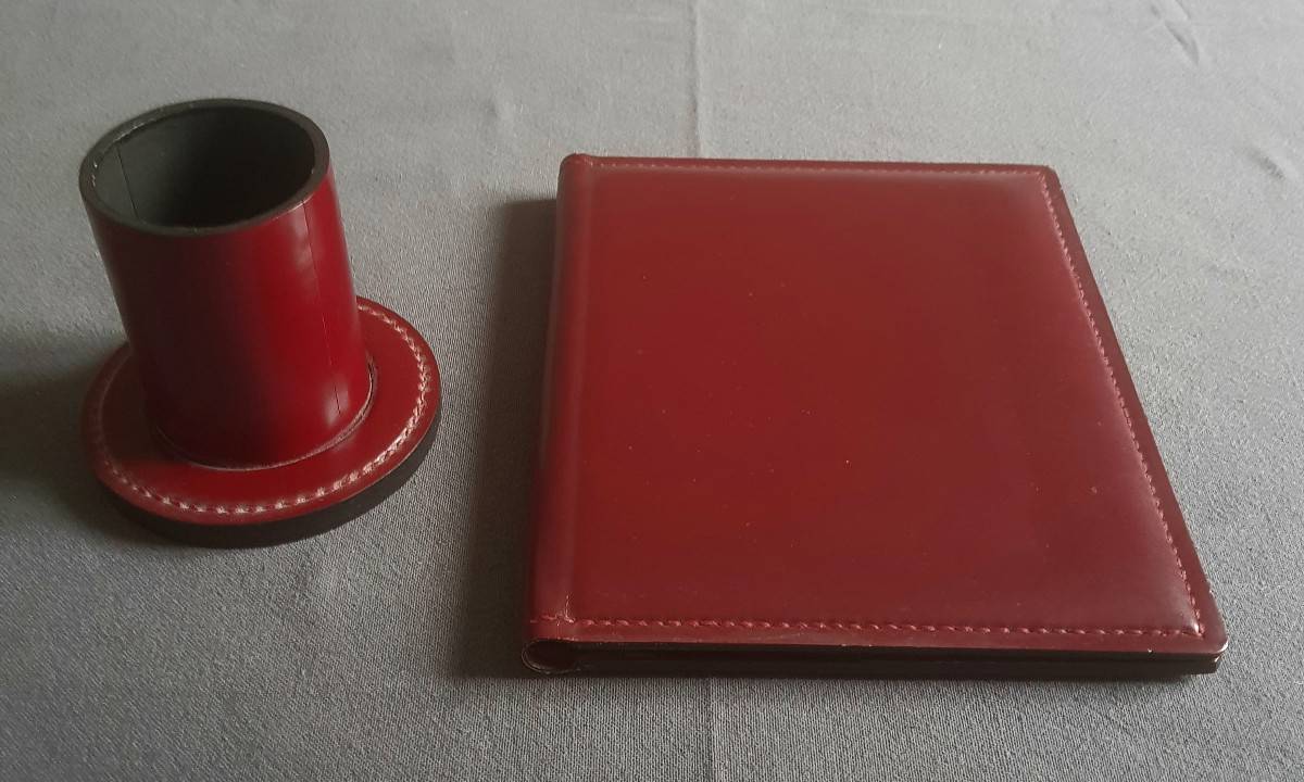 Chics Pot à crayons et Protège-cahier en cuir Bordeaux signé Lancel