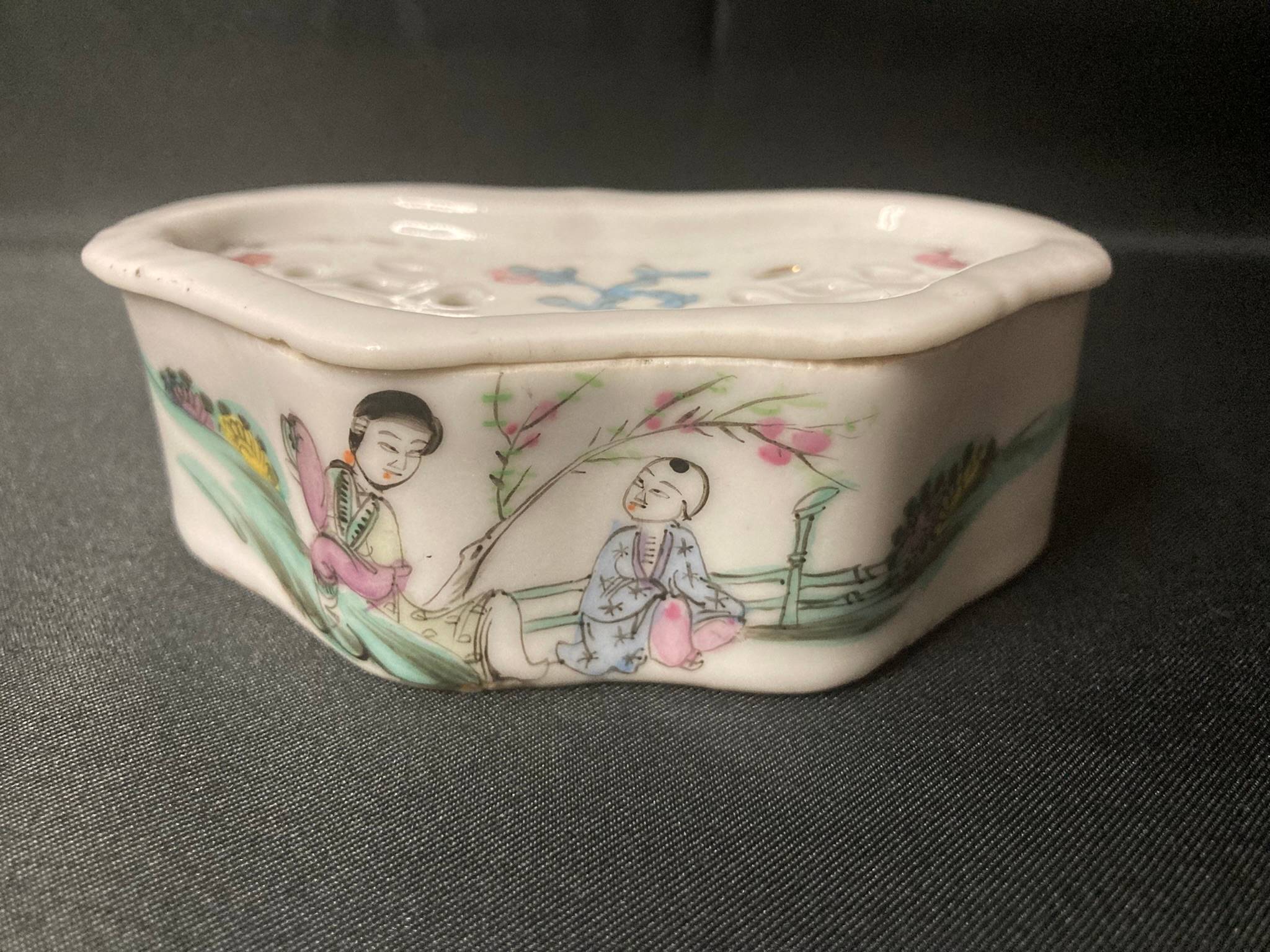 Chine, ancienne boite à grillons porcelaine décor polychrome XIXème