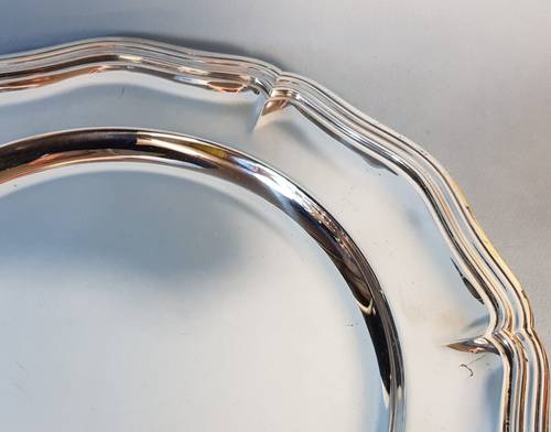 Christofle, grand plat rond en métal argenté au modèle filet