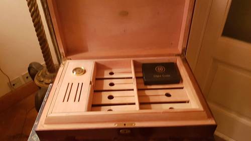 Vends cave à cigares en bois de placage et marqueterie "Victor Hugo"