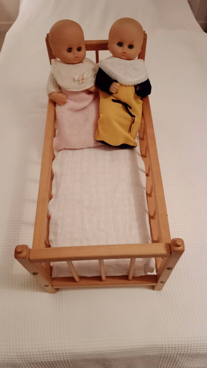 Vends lit de poupée en bois