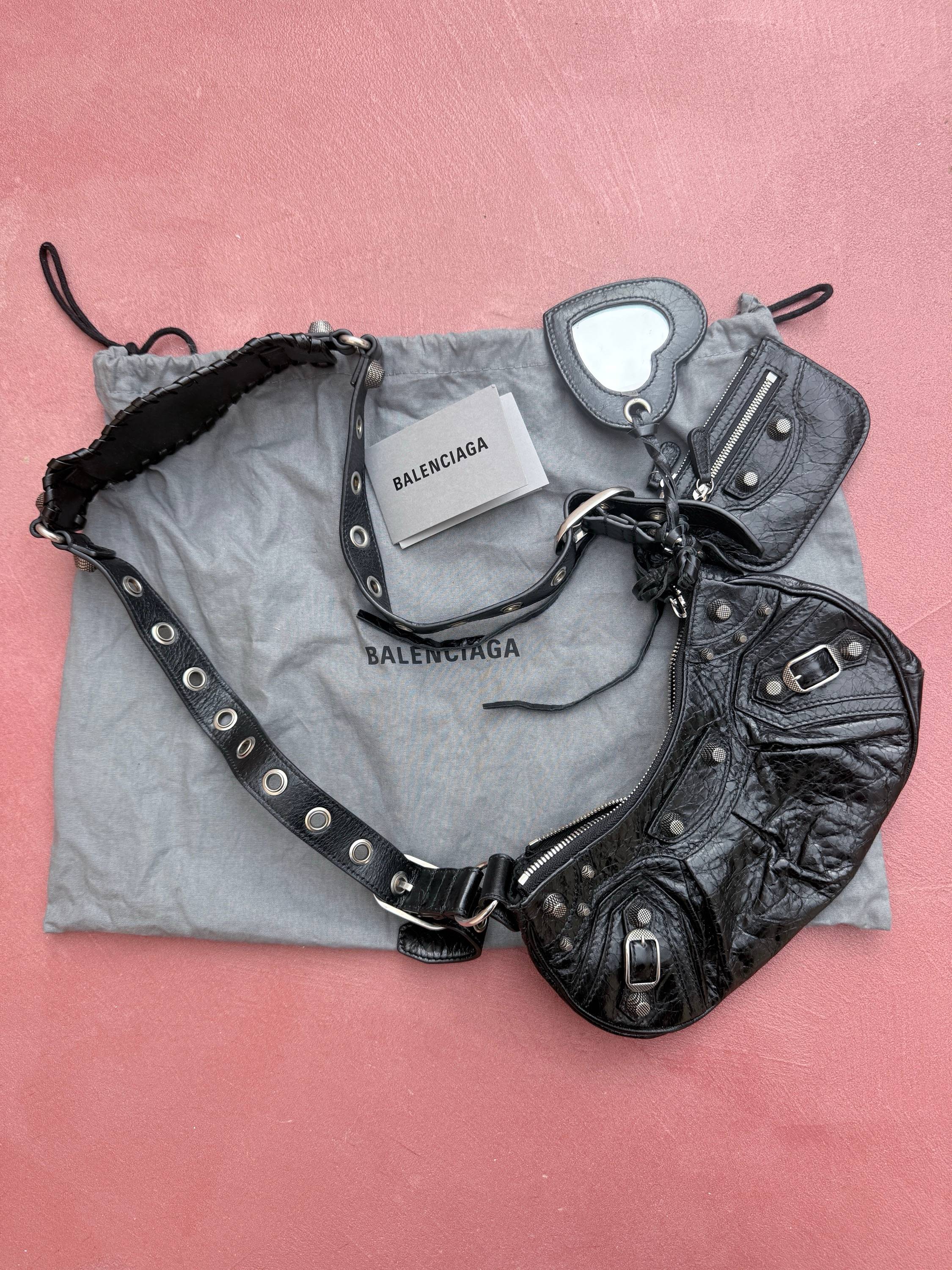 Vends Balenciaga Le Cagole XS – sac cuir noir avec pochette et miroir cœur